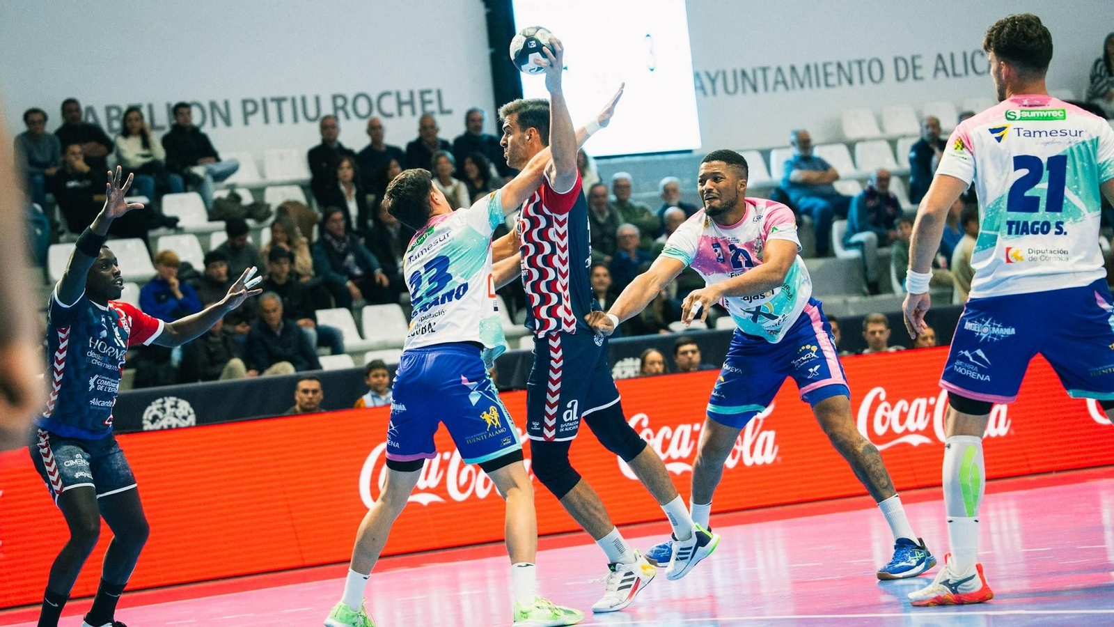 La defensa del Ángel Ximénez intenta frenar un ataque del Horneo EÓN Alicante.