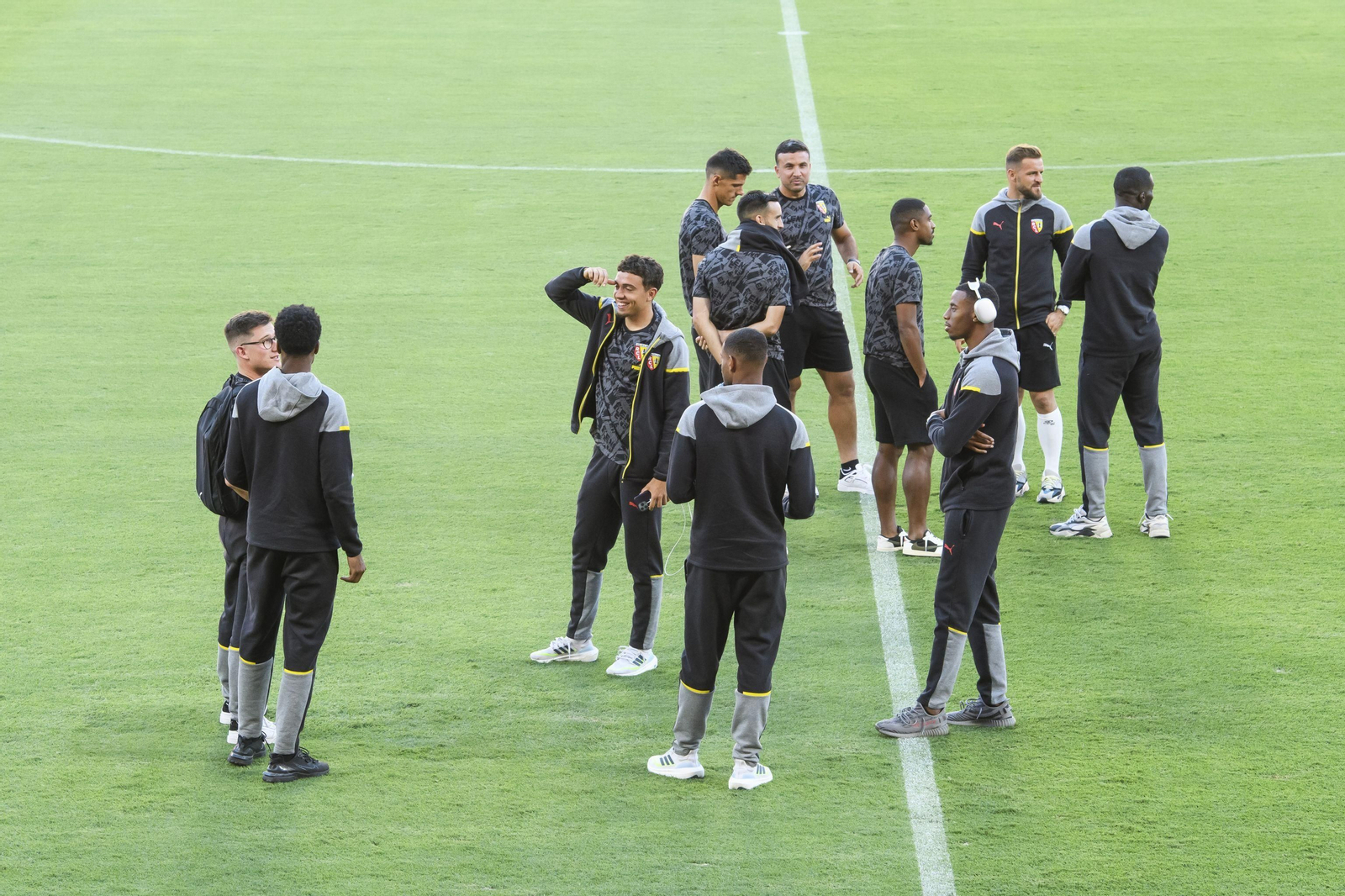 El Lens, que se ejercitó en Francia, inspecciona ayer el Sánchez-Pizjuán.