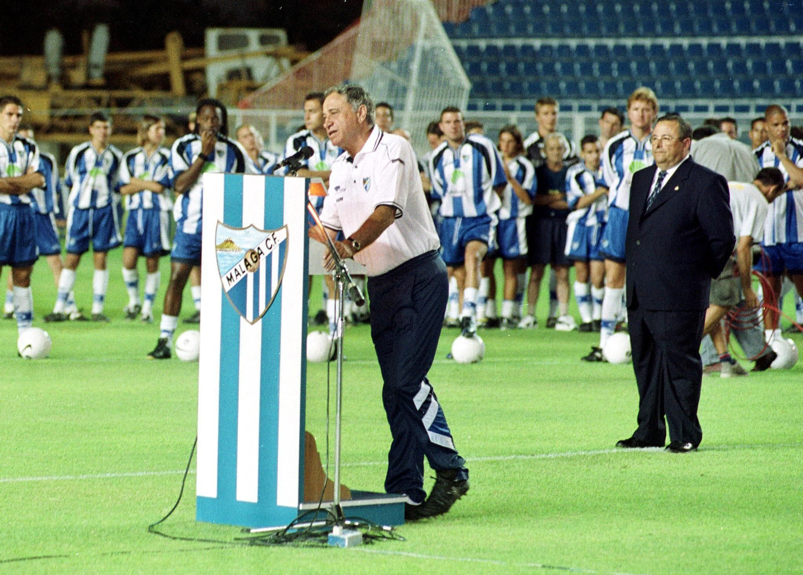 Peiró toma la palabra con Puche en segundo plano y los futbolistas del Málaga Peiró toma la palabra con Puche en segundo plano y los futbolistas del Málaga