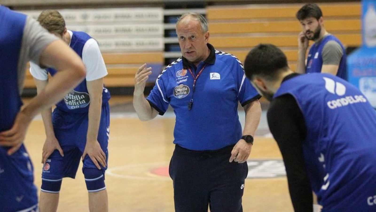Tito Díaz da órdenes en un entrenamiento.