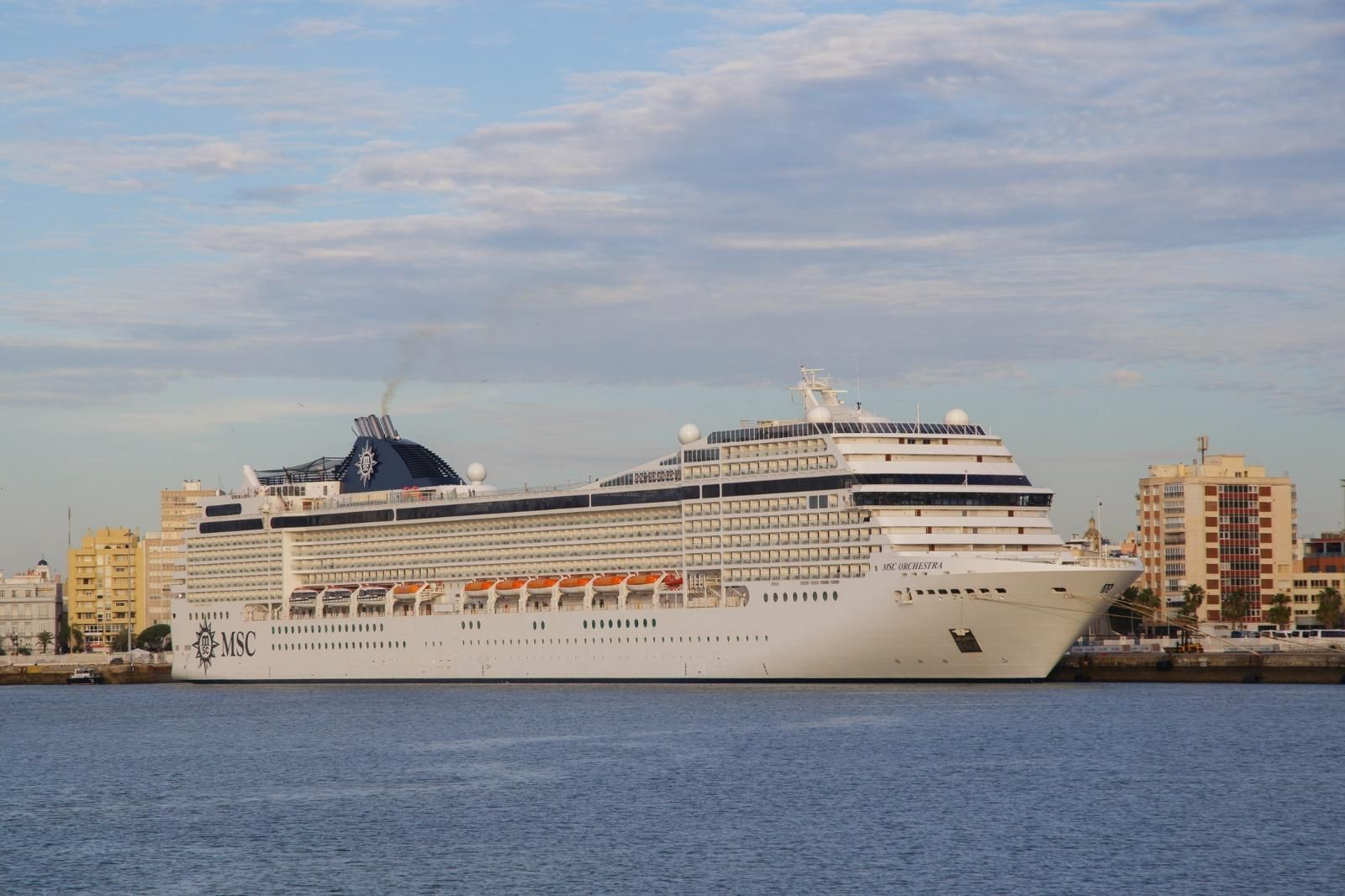 Tres grandes cruceros trajeron este miércoles hasta Cádiz a varios miles de turistas