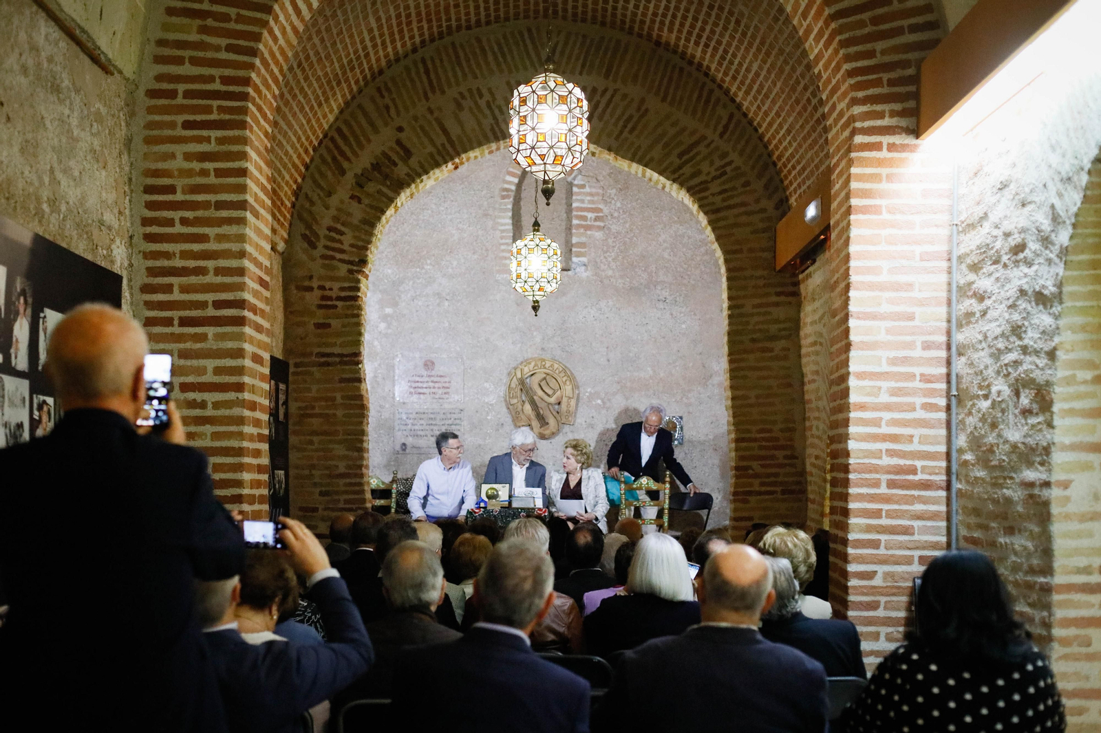 Entrega de Anagrama de Oro y Brillantes de la Ciudad de Almería a Andrés Caparrós en imágeness