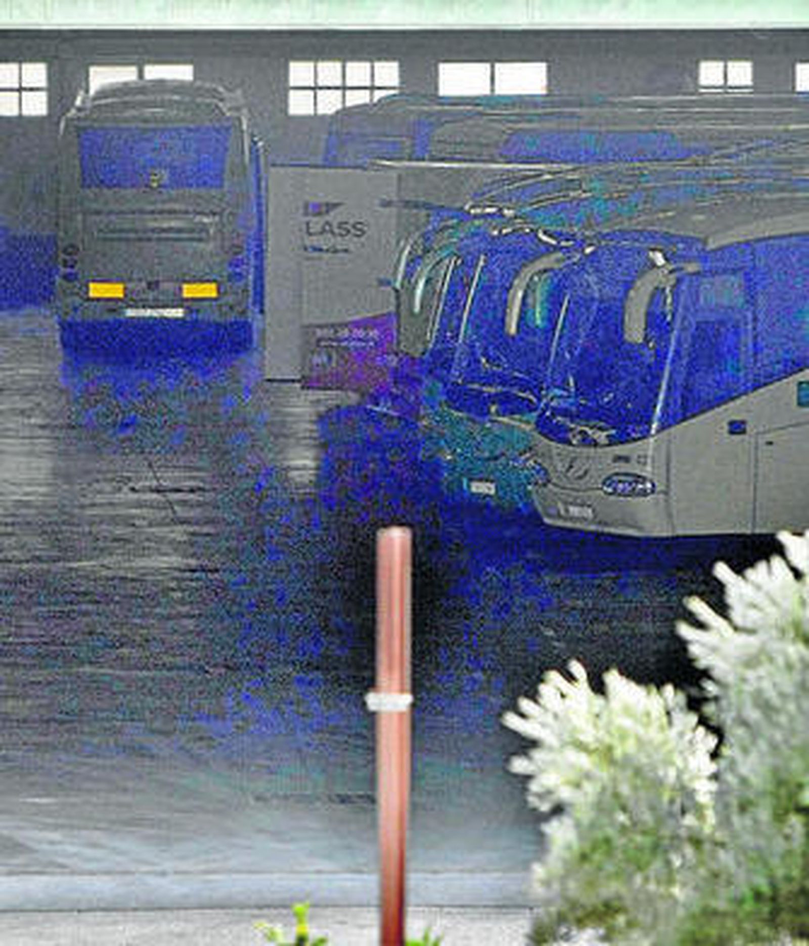 Interior de las cocheras de Comes, en la Zona Franca de la capital.