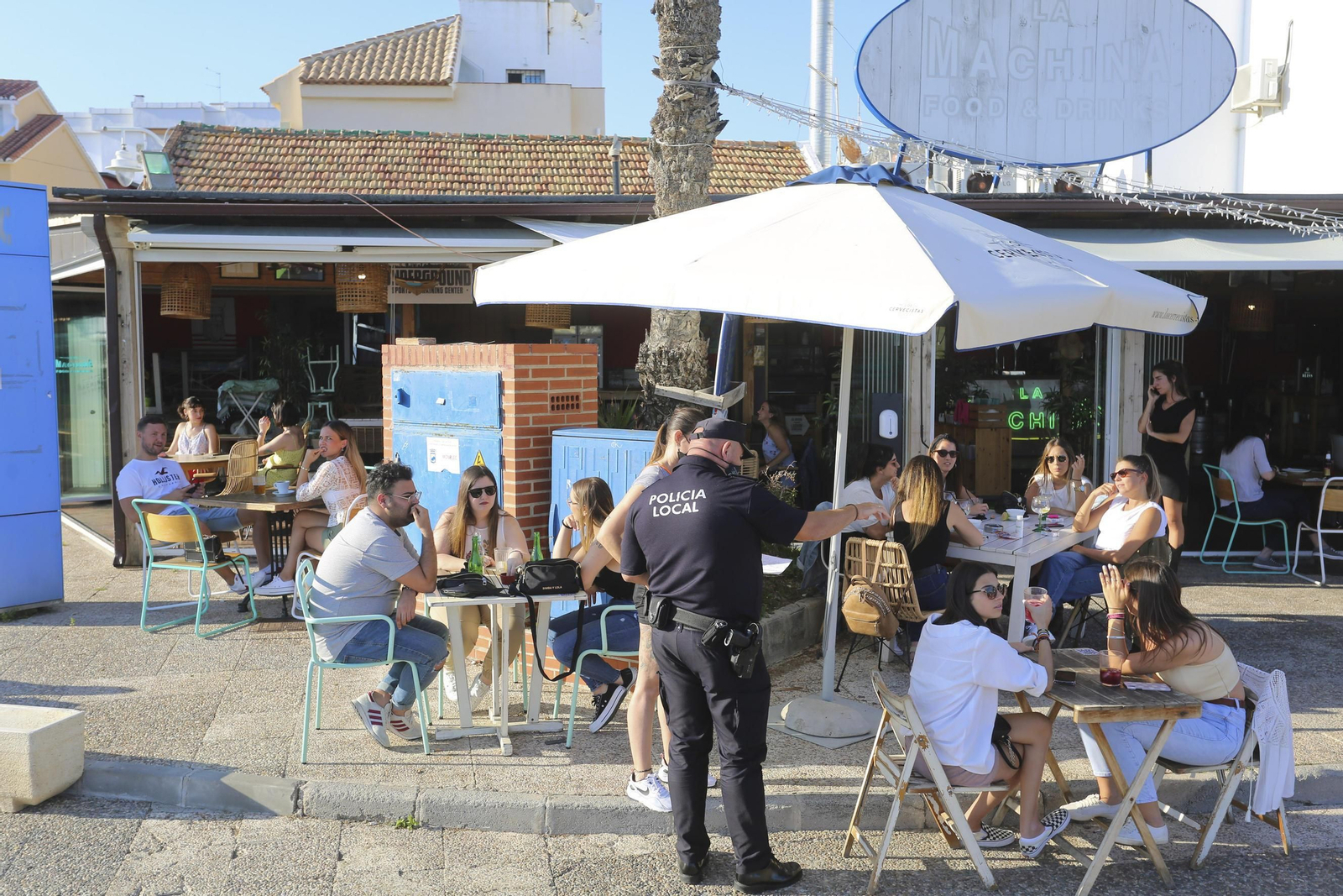 Las fotos del refuerzo policial en Pedregalejo ante su masificación