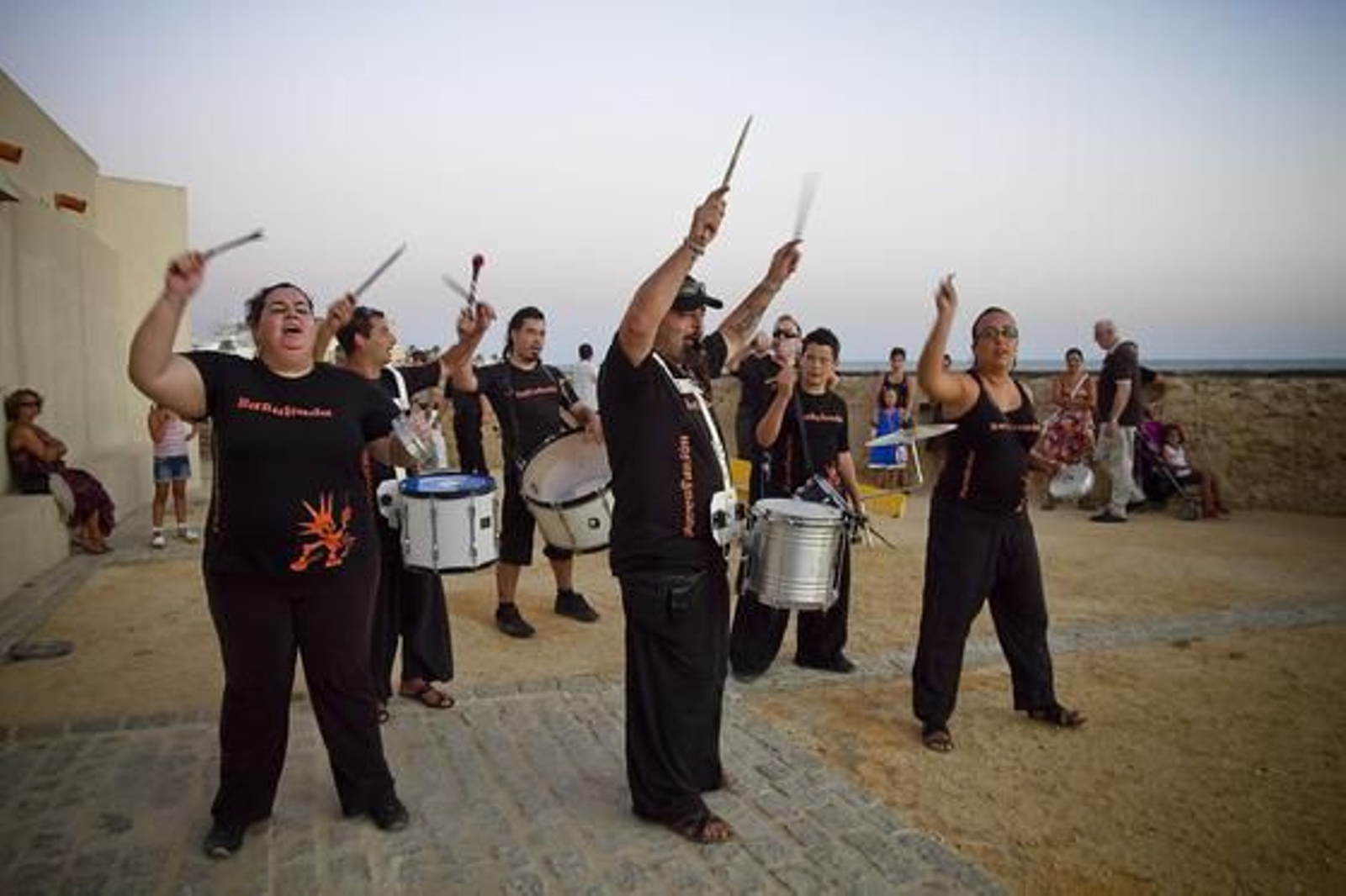 Los gaditanos disfrutan de una noche de cultura ´De sol a sol´. 

Foto: Lourdes de Vicente