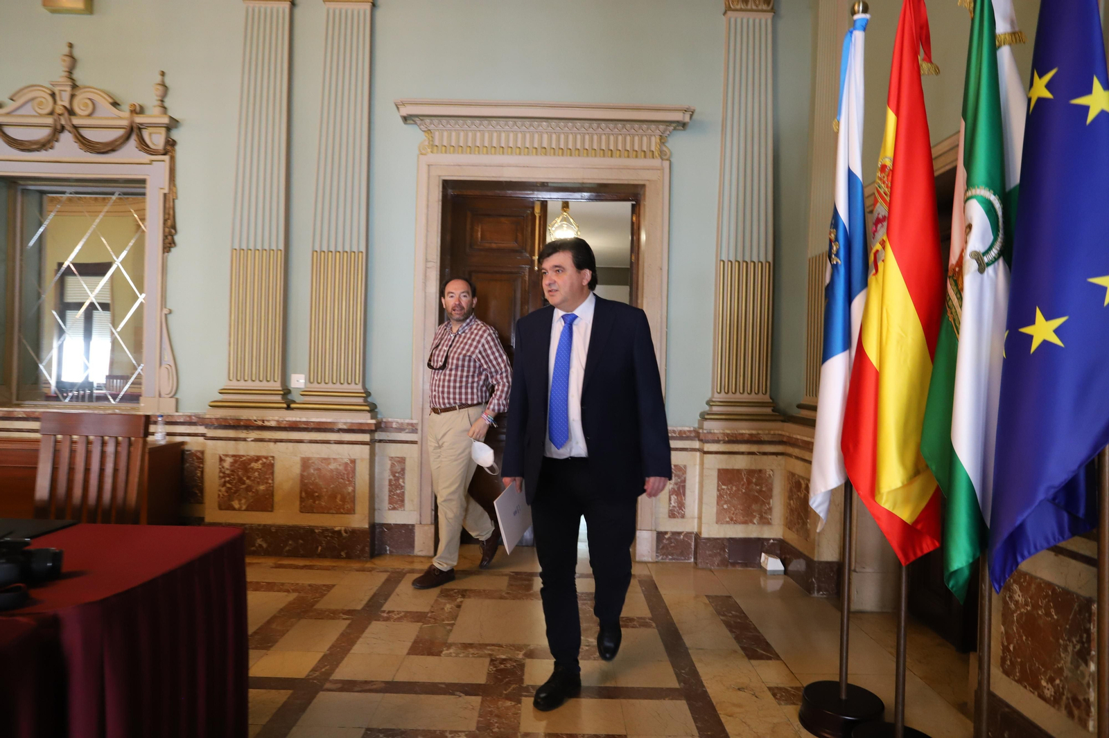 Imágenes de la primera rueda de prensa telemática del alcalde de Huelva Gabriel Cruz