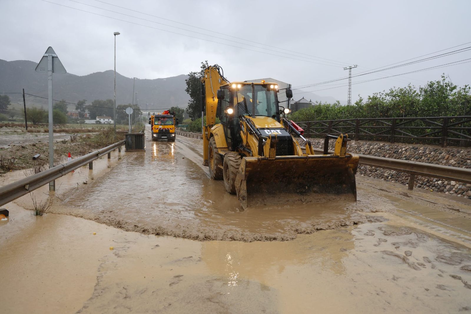 Carretera de Cártama cortada por el desbordamiendo del río Guadalhorce