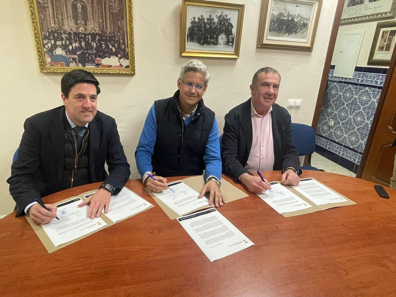 Firma del acuerdo entre las tres partes