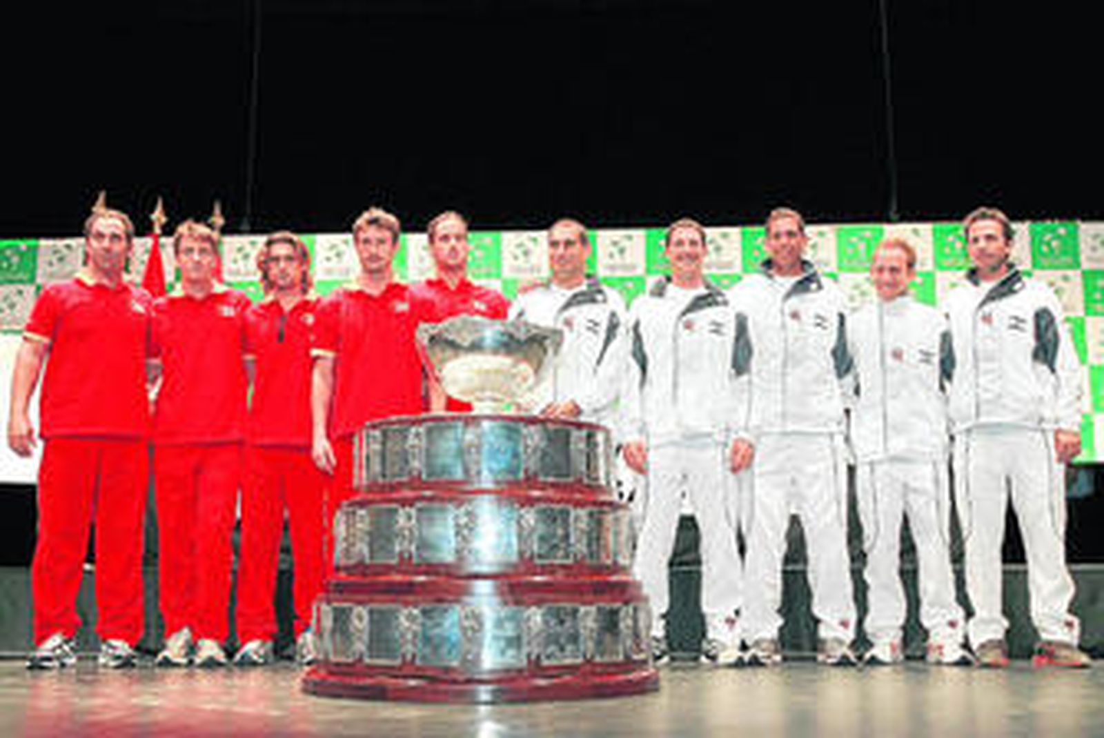 Los equipos español e israelí de Copa Davis posan con el trofeo en la presentación de la semifinal que ambos disputan desde hoy.