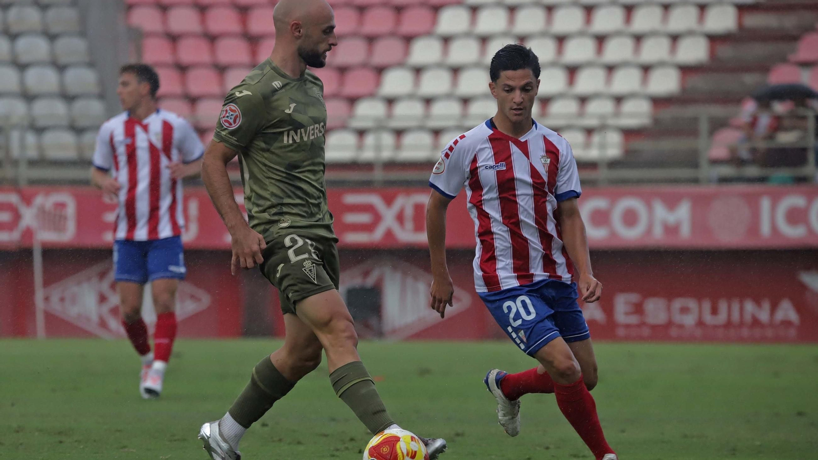 Jony Álamo presiona a Ekain en el Algeciras-Murcia.