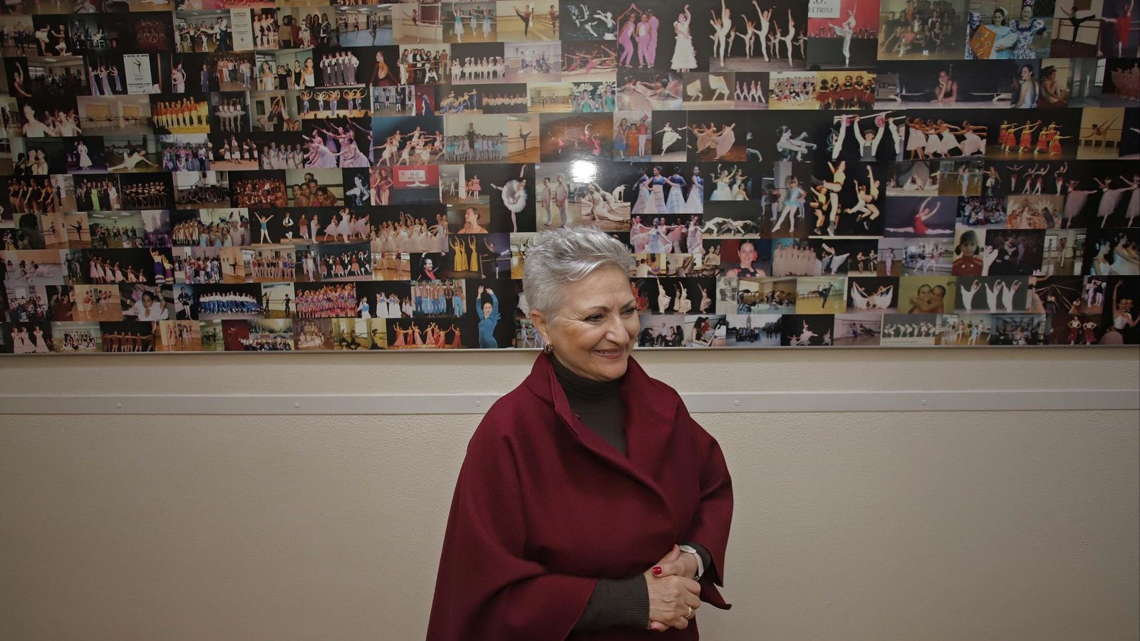 Ana Rosa Ruiz Gavira, directora del estudio Adagio, delante de un mural con fotos de alumnas que han pasado por la academia en estos 45 años.