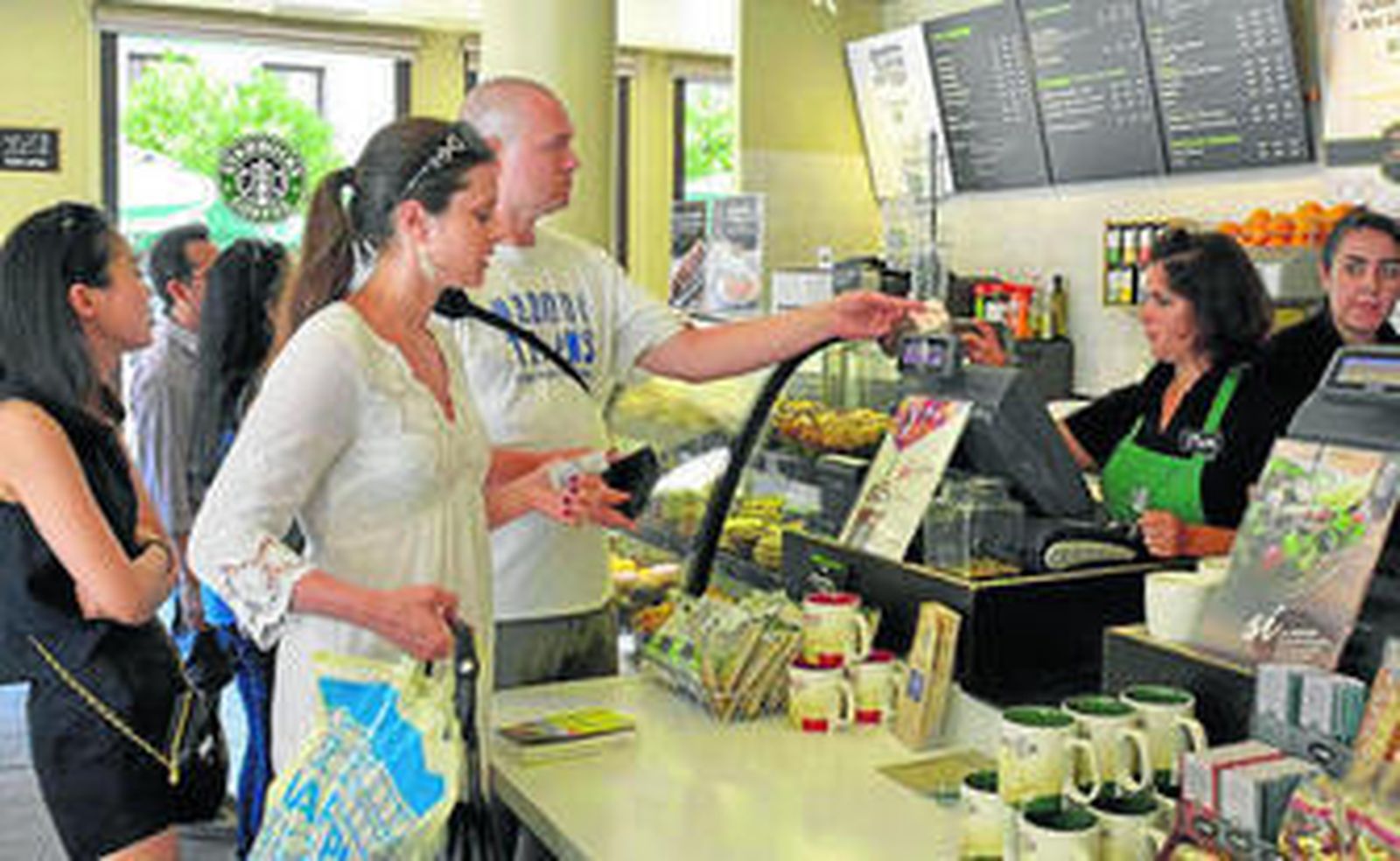 La primera tienda de Starbucks en el 11 de la Avenida de la Constitución, abierta en junio de 2004.
