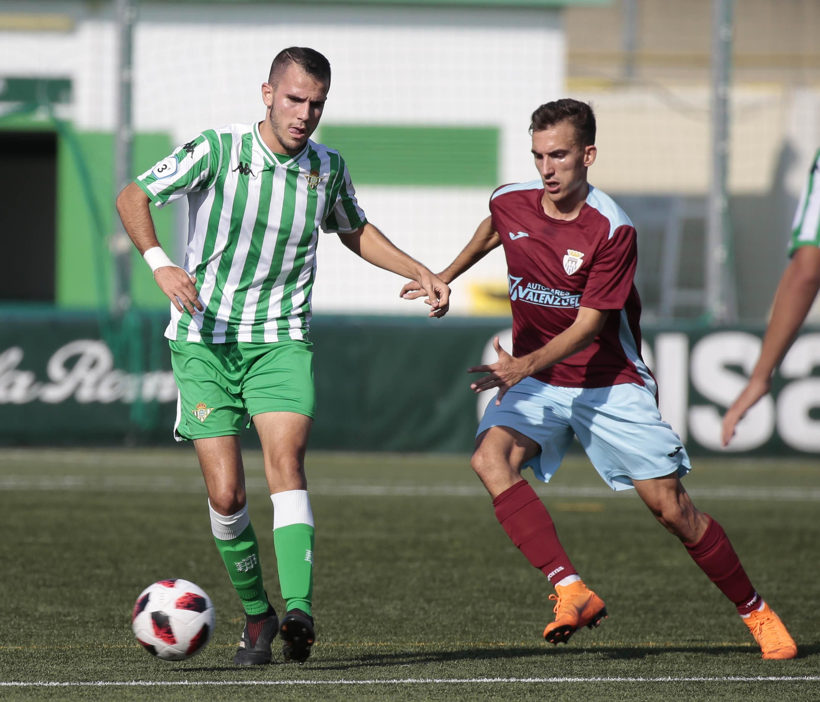 Jaime Garijo da un pase ante un rival del Arcos