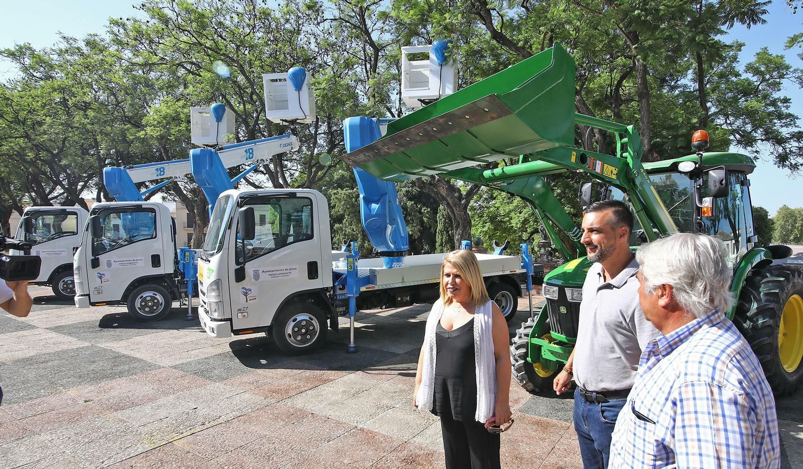 Mamen Sánchez y José Antonio Díaz, durante la presentación de la nueva maquinaria.