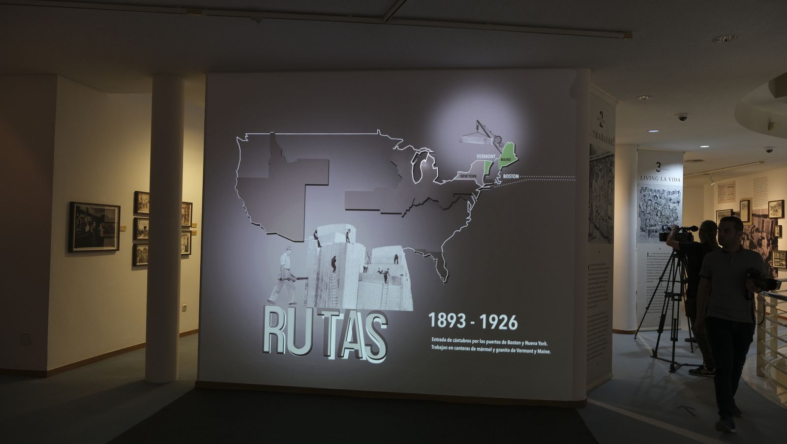 Imágenes de la exposición 'Emigrantes Invisibles. Españoles en EEUU 1868/1945', en el Museo de Almería