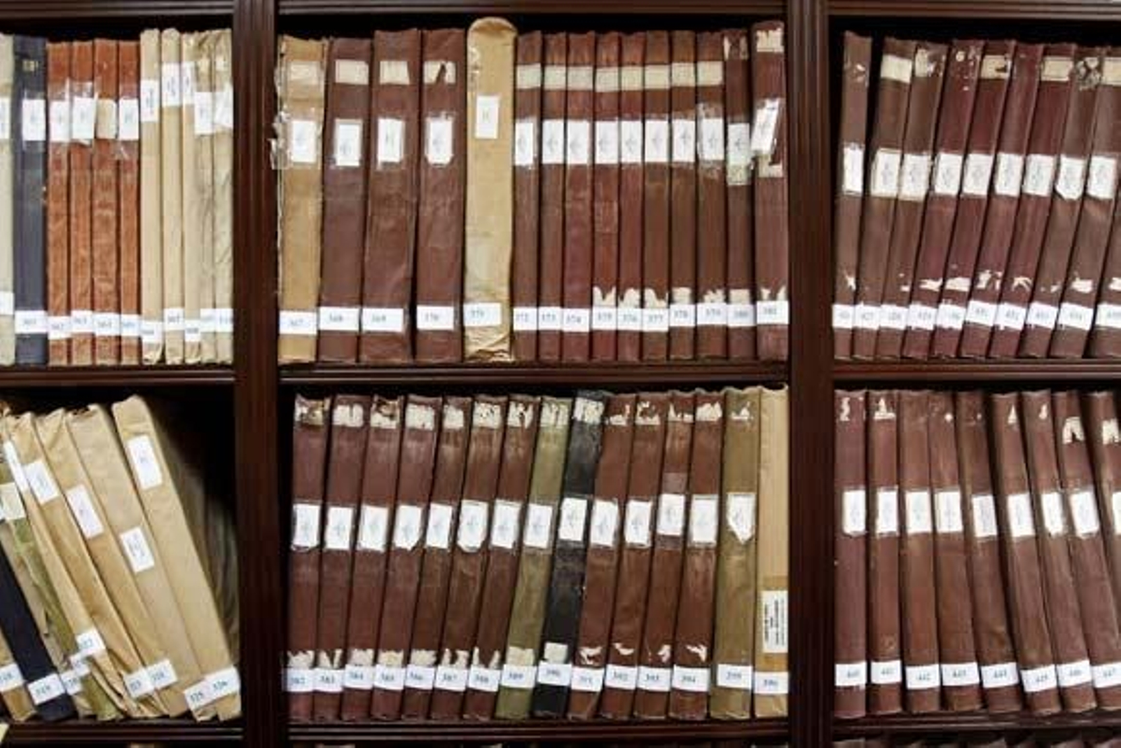 Las hemerotecas persiguen la digitalización de las cabeceras más demandadas, pero la falta de recursos lo convierte en un proceso muy lento

Foto: Lourdes de Vicente