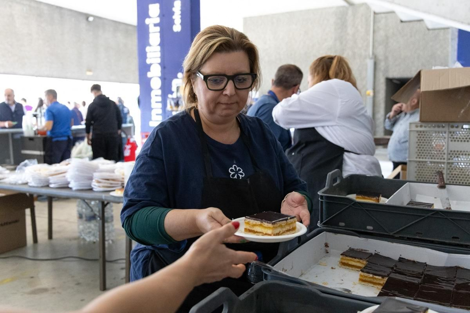 La afición del Real Jaén se vuelca con la paella solidaria por los afectados de la DANA, en imágenes