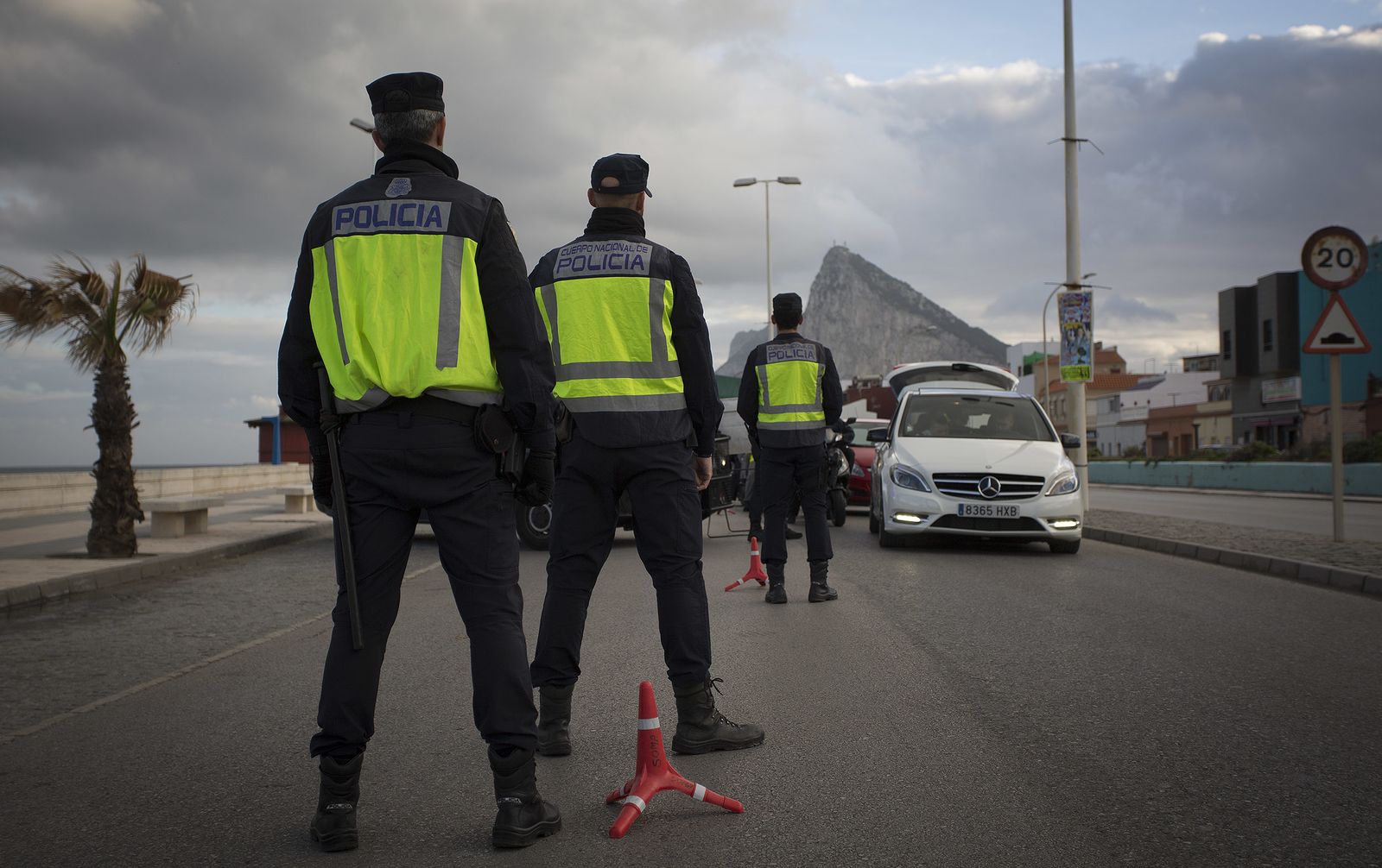 Recorrido en un patrullero de la Policía Nacional a las zonas del narcotráfico en el campo de Gibraltar, en imágenes