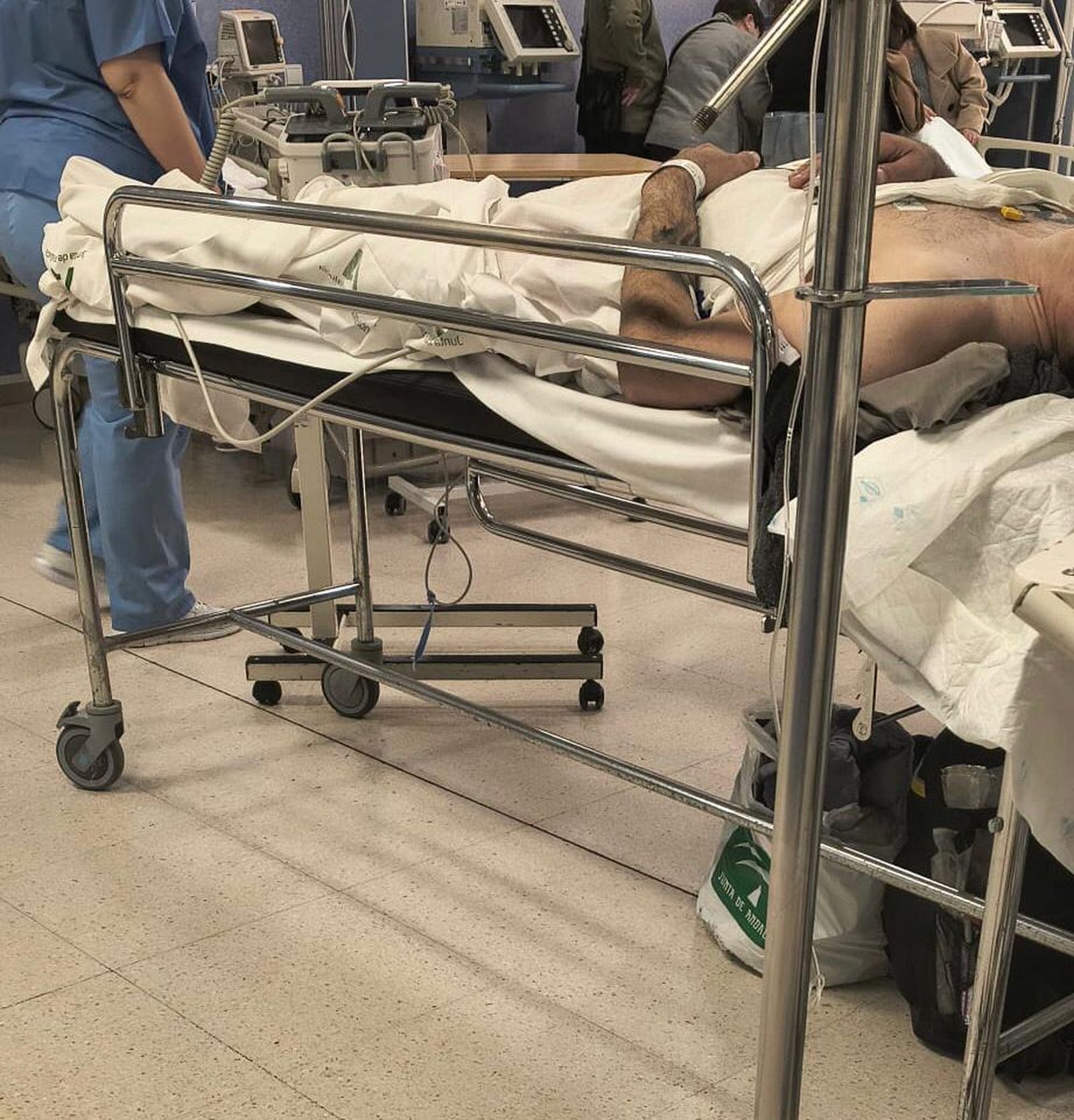 Una cama añadida en un pasillo de Urgencias ante la falta de sitio para los enfermos.