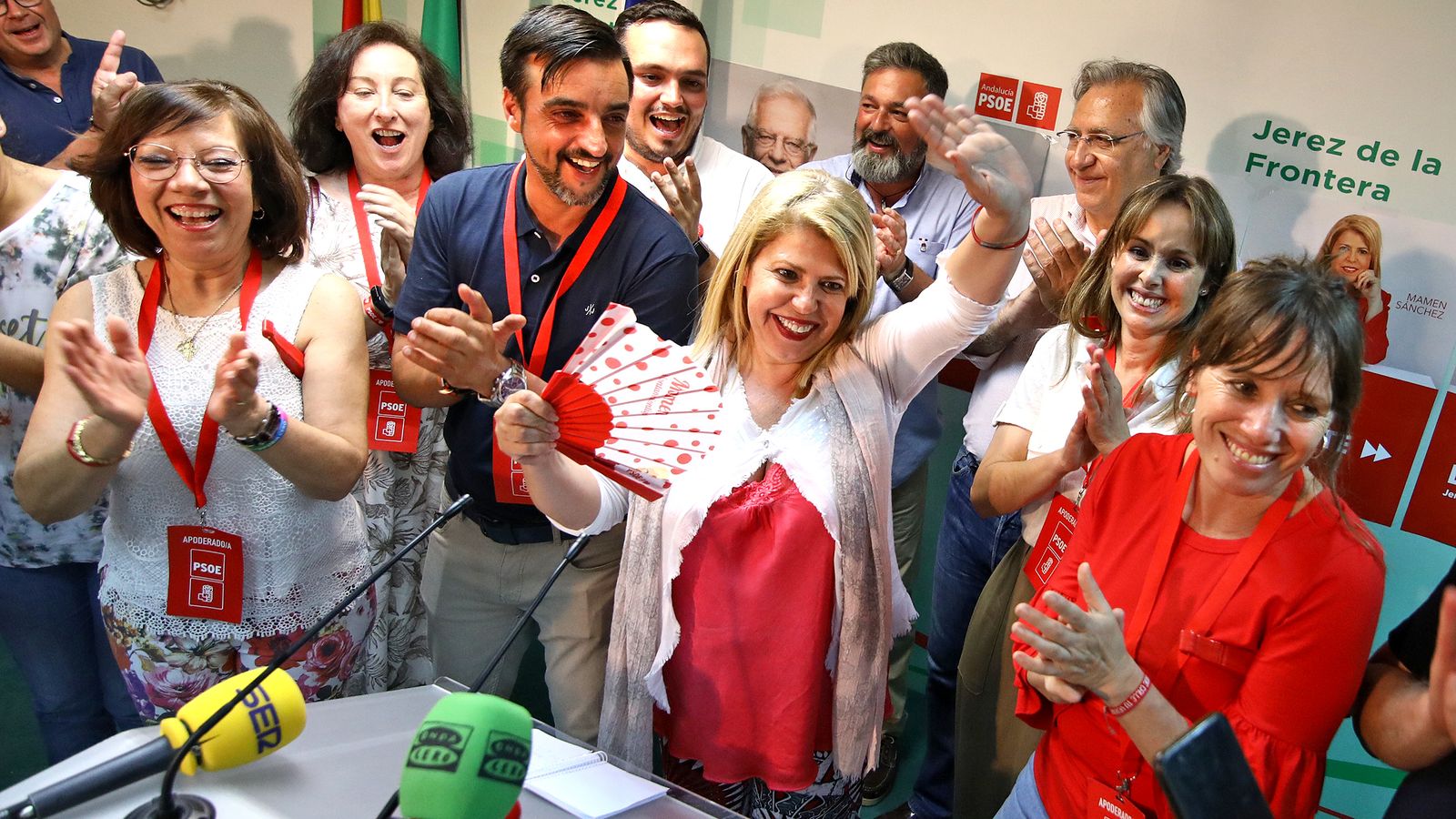 Mamen Sánchez y miembros de su candidatura celebran la victoria en las municipales de mayo.