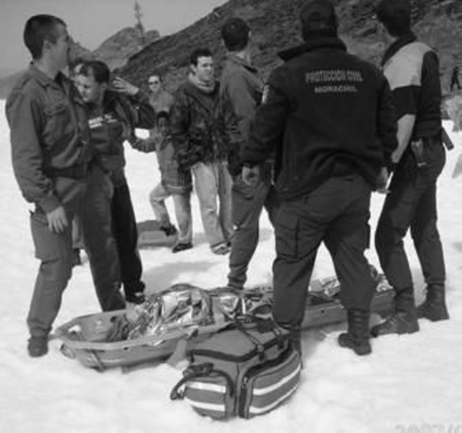 Los equipos de rescate proceden a evacuar a la herida.