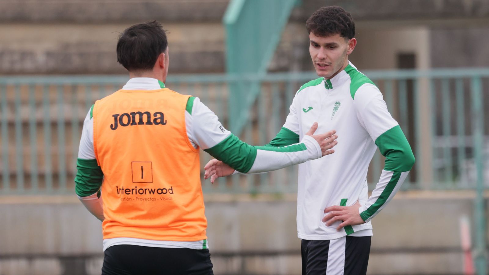 Trilli saluda a Carracedo en su primer entrenamiento como jugador del Córdoba CF.
