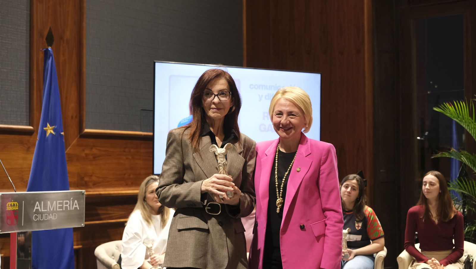 Entrega de los galardones por el Día Internacional de la Mujer, en imágenes