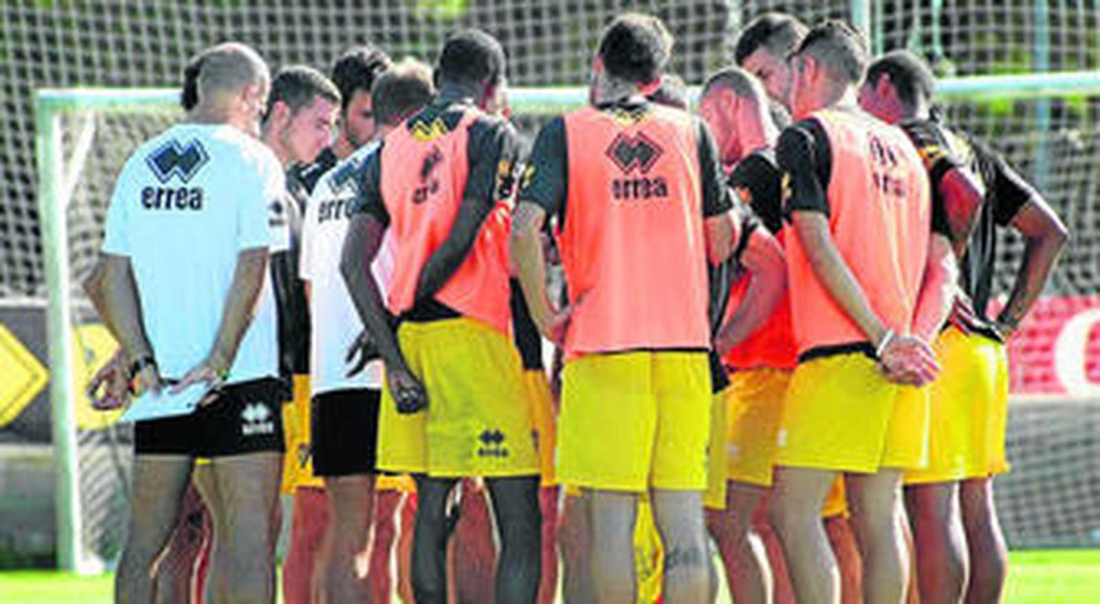 Los jugadores del Cádiz, agrupados en un entrenamiento en El Rosal.