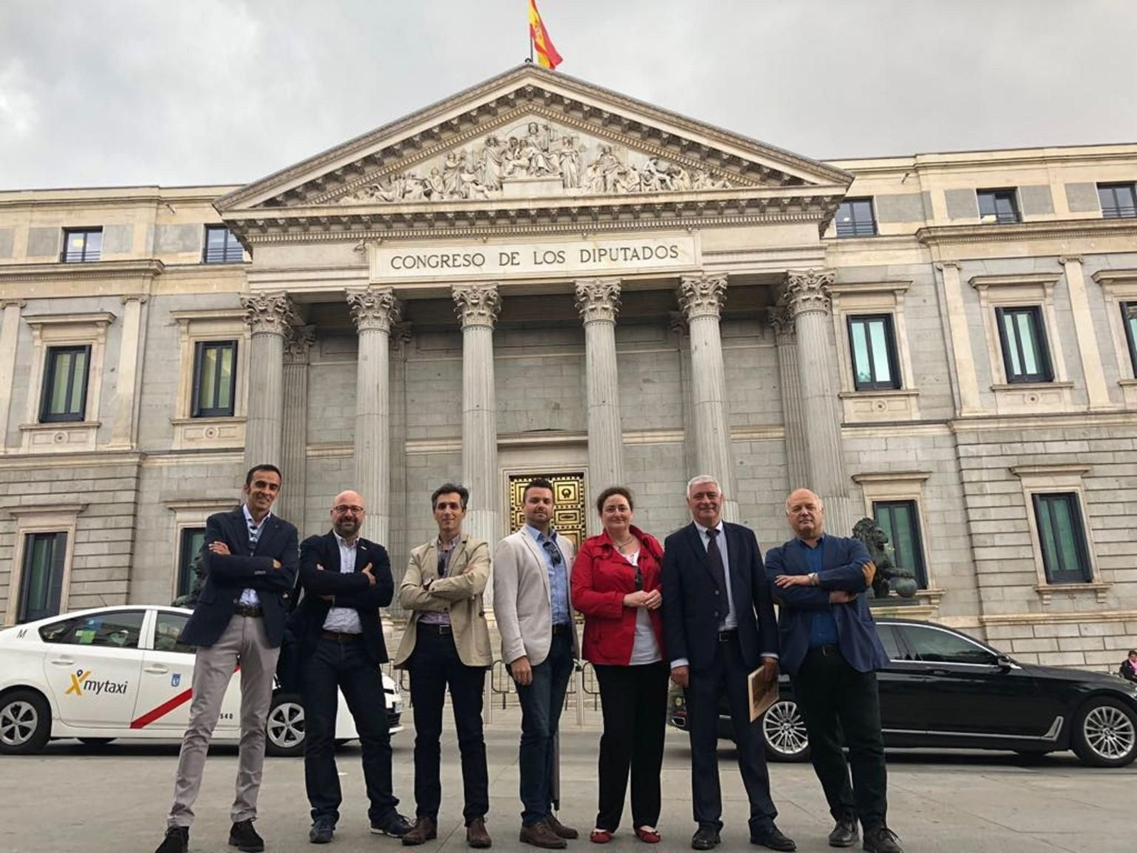 Los integrantes de la plataforma Por tu seguridad, por la de todos, junto a Francisco Mena y Miguel Alberto Díaz, ambos a la derecha, frente al Congreso.