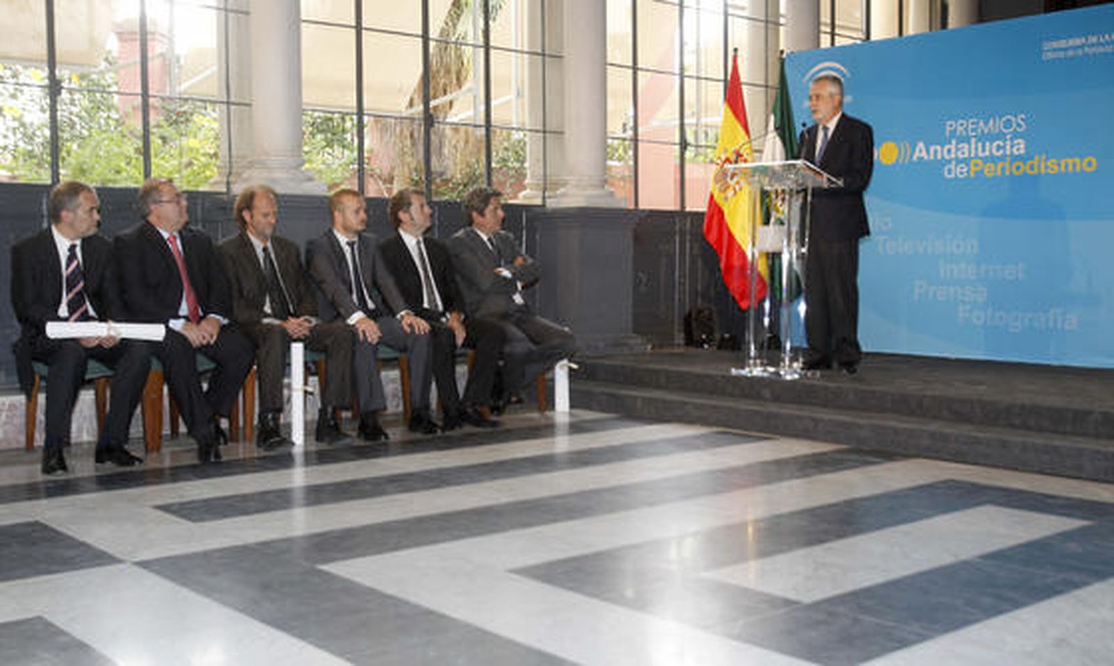 Los premiados escuchan atentamente a Griñán. / EFE