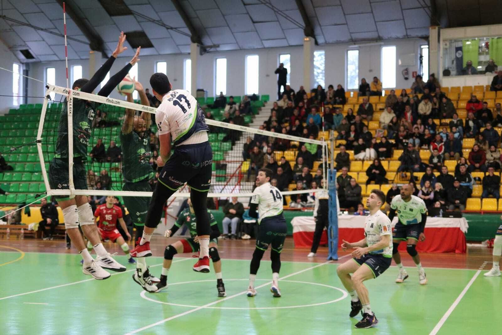 Ferreira bloquea un remate de Roberto Rodríguez