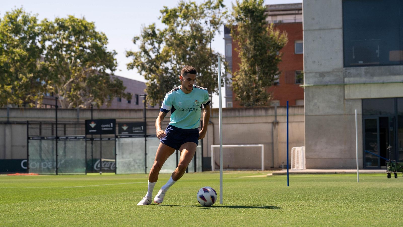 Bartra, ayer, entrenándose en la Ciudad Deportiva Luis del Sol.