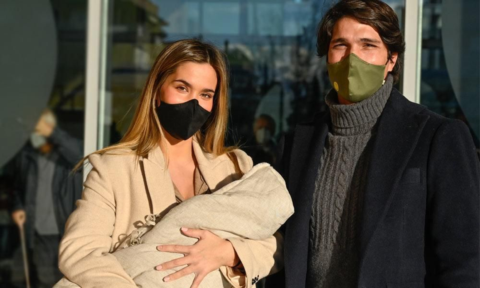 María Pombo, este martes, con su marido y su bebé, saliendo del hospital. María Pombo, este martes, con su marido y su bebé, saliendo del hospital.