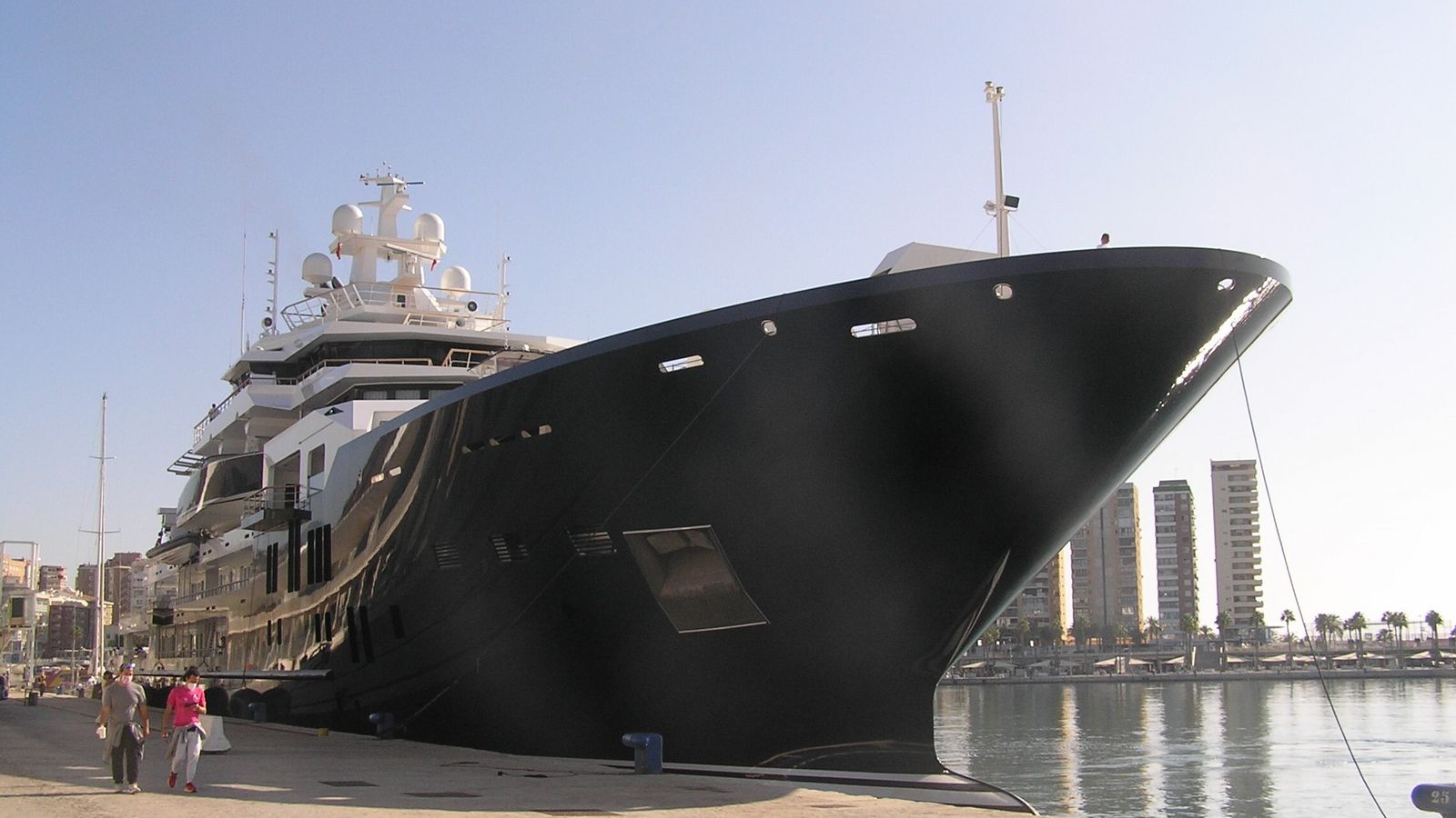 El megayate ‘Ulysses' en el muelle 2 del puerto de Málaga.