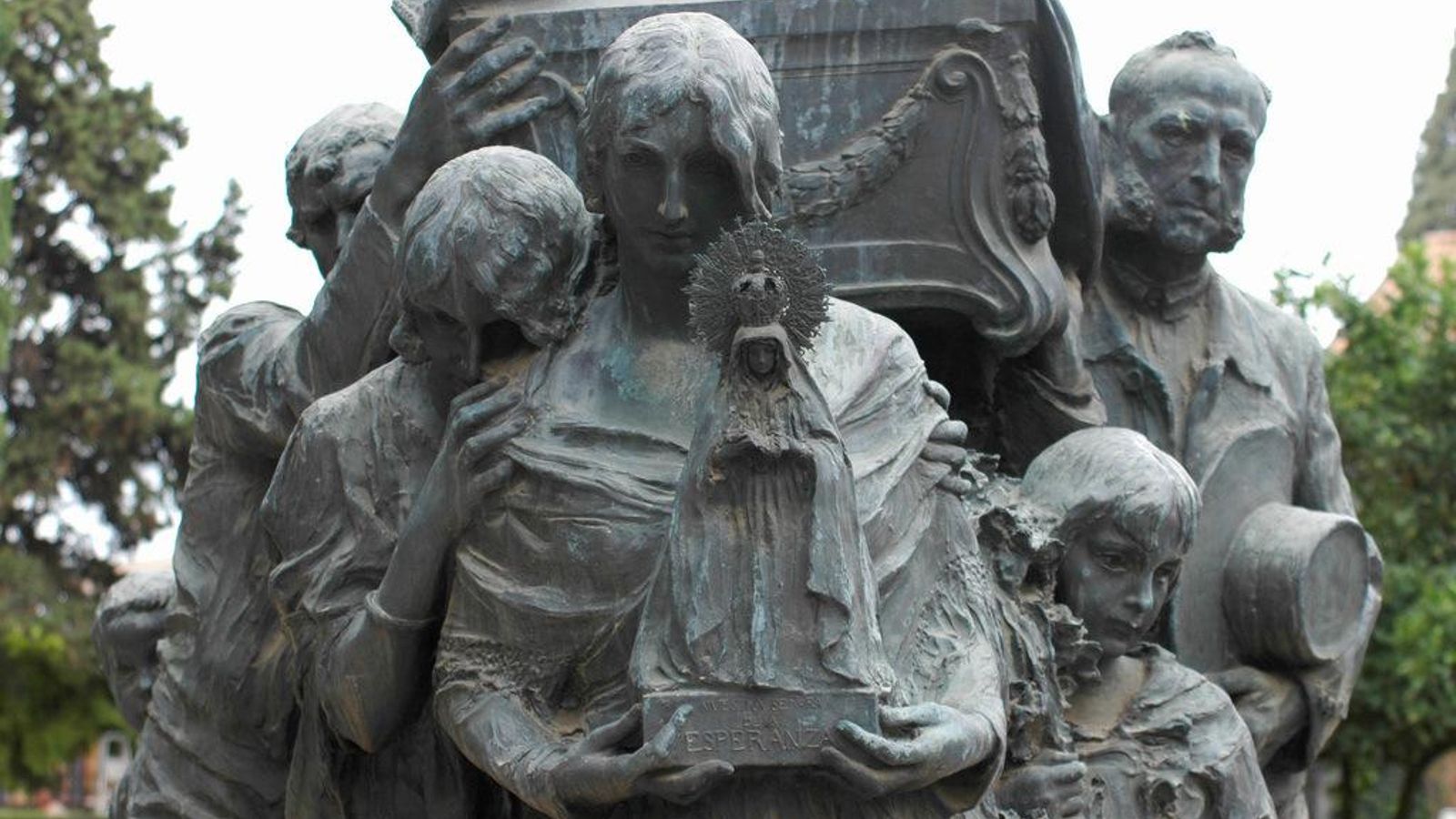 La imagen de la Esperanza Macarena vestida de luto encabezando el grupo escultórico realizado por Mariano Benlliure en 1925 para el mausoleo de Joselito. Cementerio de San Fernando de Sevilla.