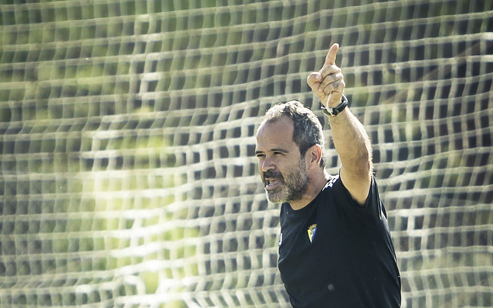 Cervera realiza indicaciones en un entrenamiento en El Rosal. /Julio González