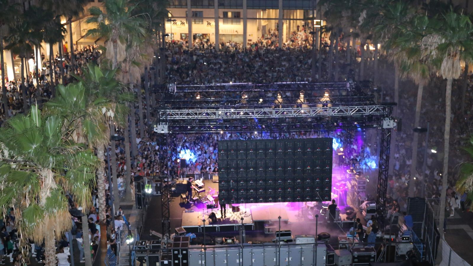 Espectacular estampa de la Plaza Mayor ejidense durante el directo de Baute.