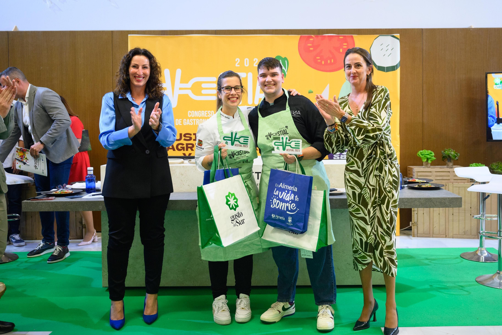 Mar Vázquez y Aránzazu Martín entregan los premios a las jóvenes promesas.