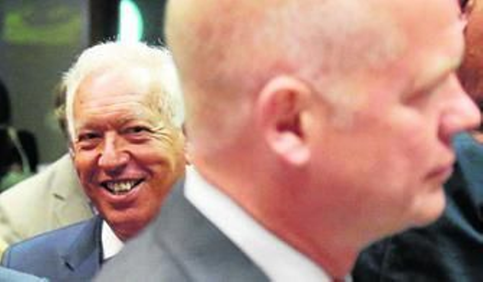 García-Margallo (en la imagen, a izquierda) en un corrillo en Bruselas mientras que William Hague pasa por las inmediaciones, en primer término.