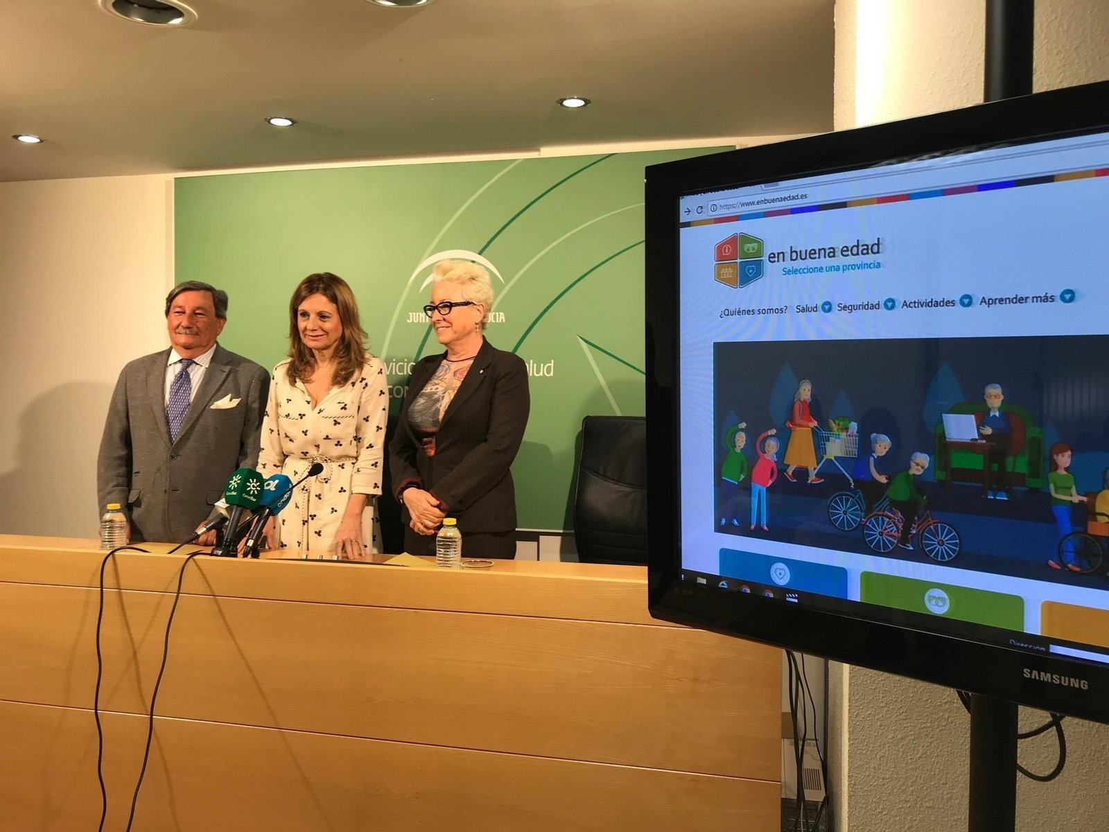 La consejera de Salud, Marina Álvarez, en el centro, junto a Juan Manuel Espinosa y Josefa Ruiz.