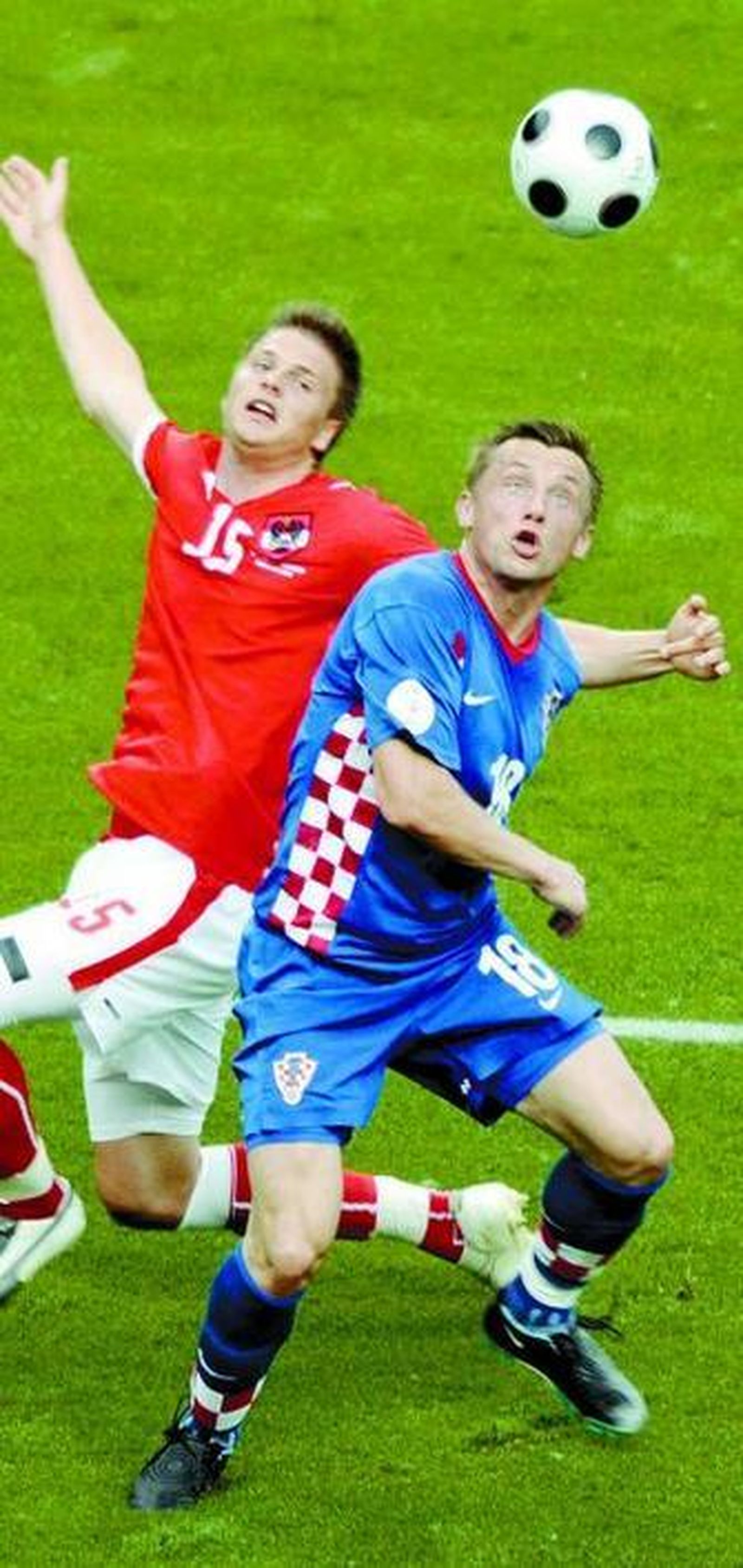 Olic, pesadilla para la zaga austriaca, lucha con Prodl.