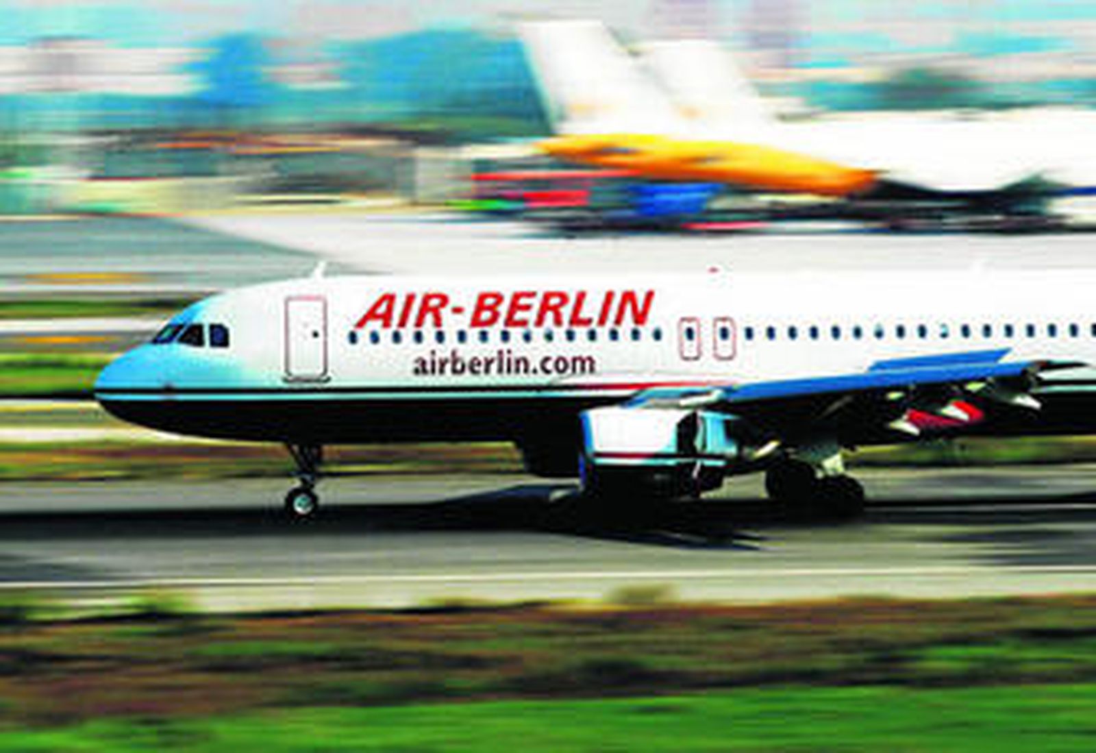 Un avión de Air Berlin despega de uno de los aeropuertos de Andalucía.