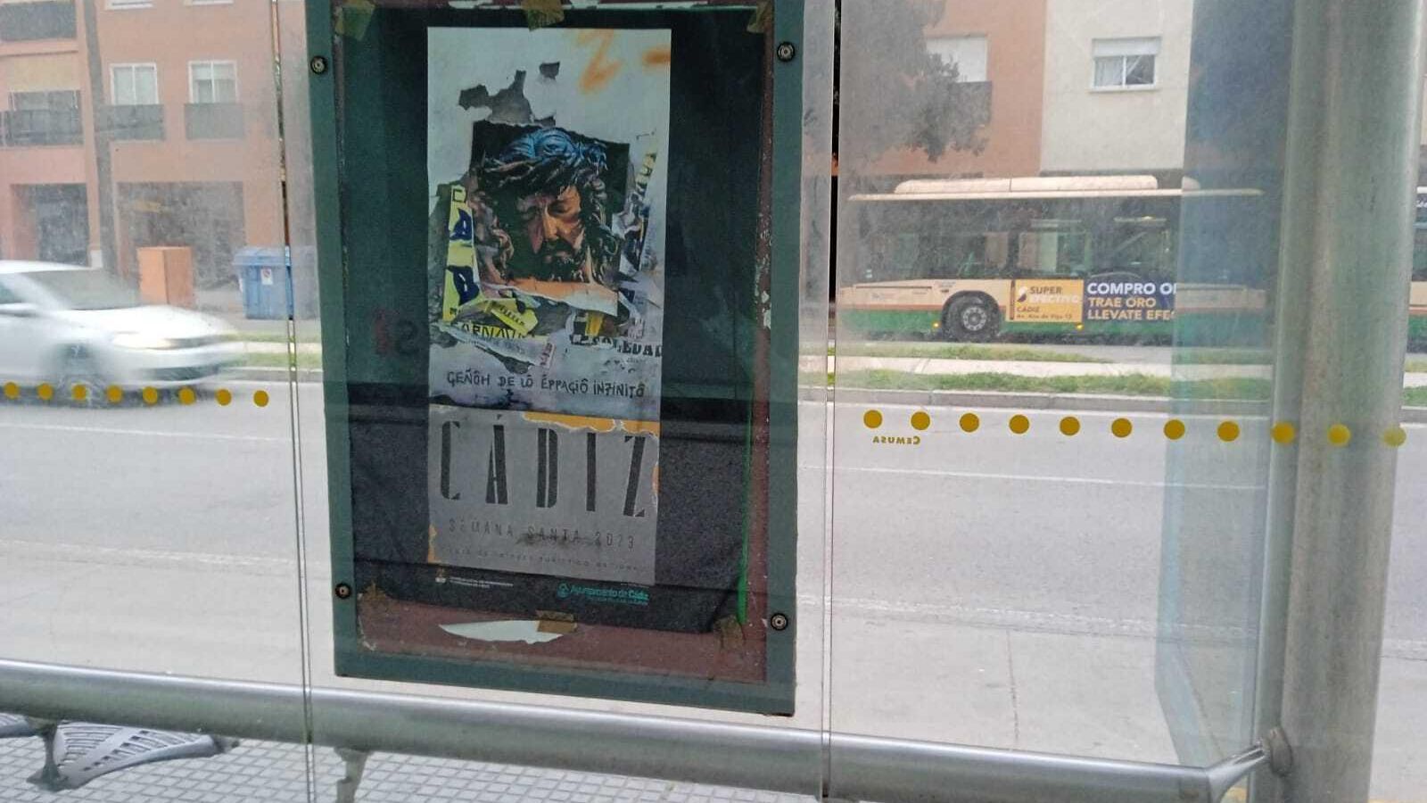 El cartel de la Semana Santa de 2023, en una parada de autobús.