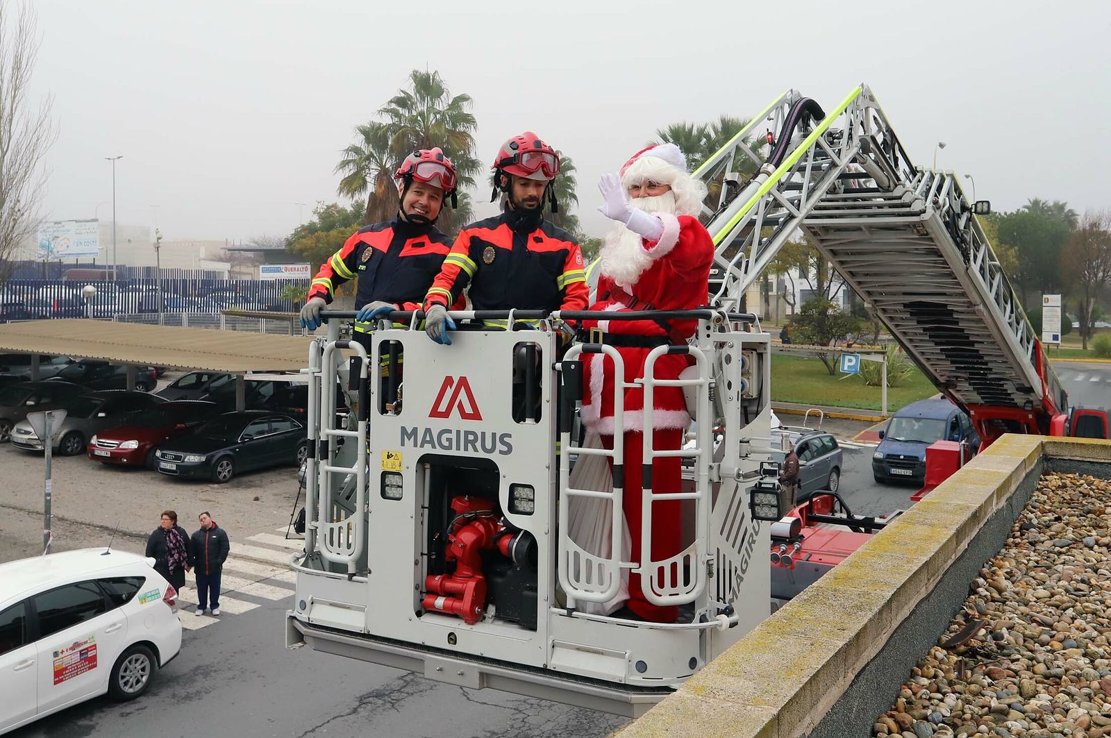 Imágenes de la visita de Papá Noel a los niños del hospital Juan Ramón Jiménez