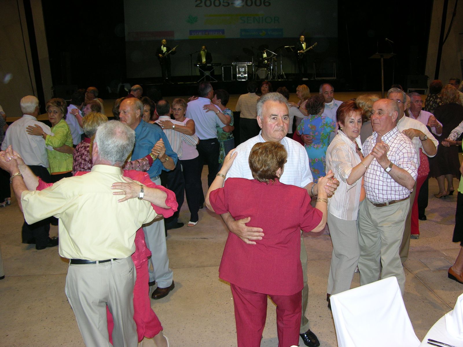 Un grupo de personas baila en un viaje del Imserso.