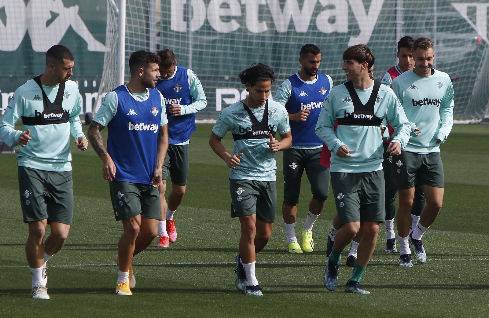 Los jugadores béticos realizan el calentamiento.