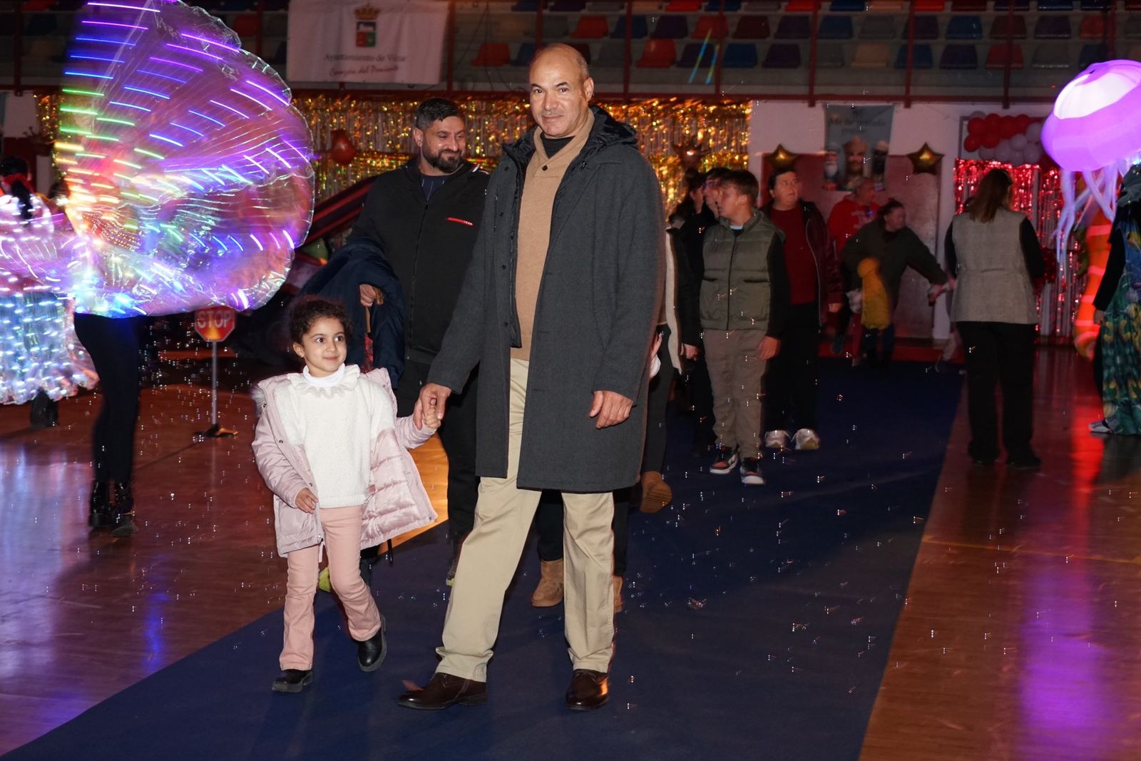 La lluvia no pudo con una ilusión desbordante en Vícar: la cabalgata estática, en imágenes