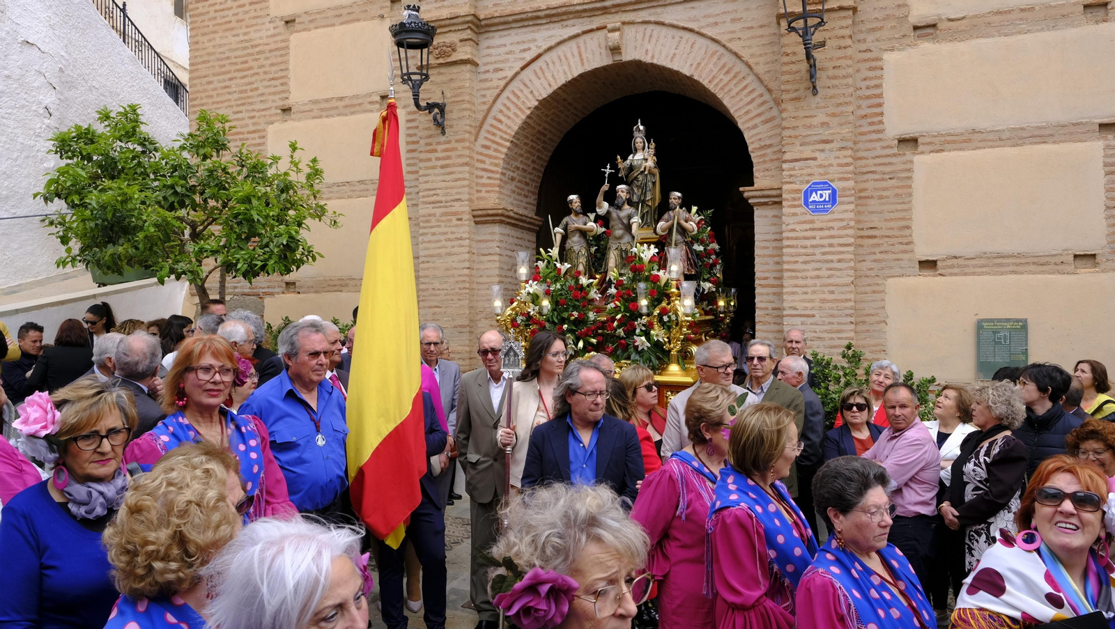 Imágenes de la procesión y paella solidaria en las Fiestas de Abla