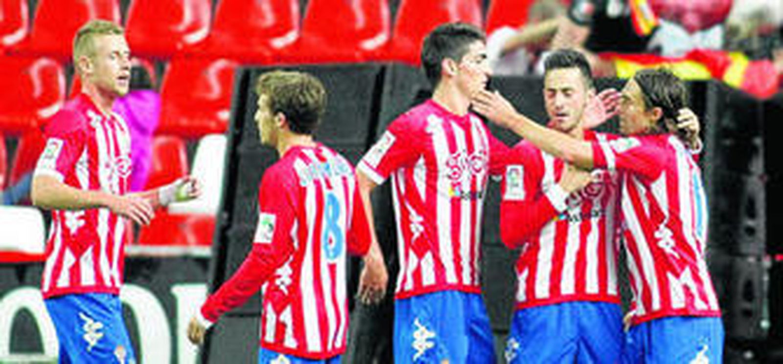 Sangoy es felicitado por sus compañeros tras marcarle esta temporada un gol a Osasuna en Copa del Rey.