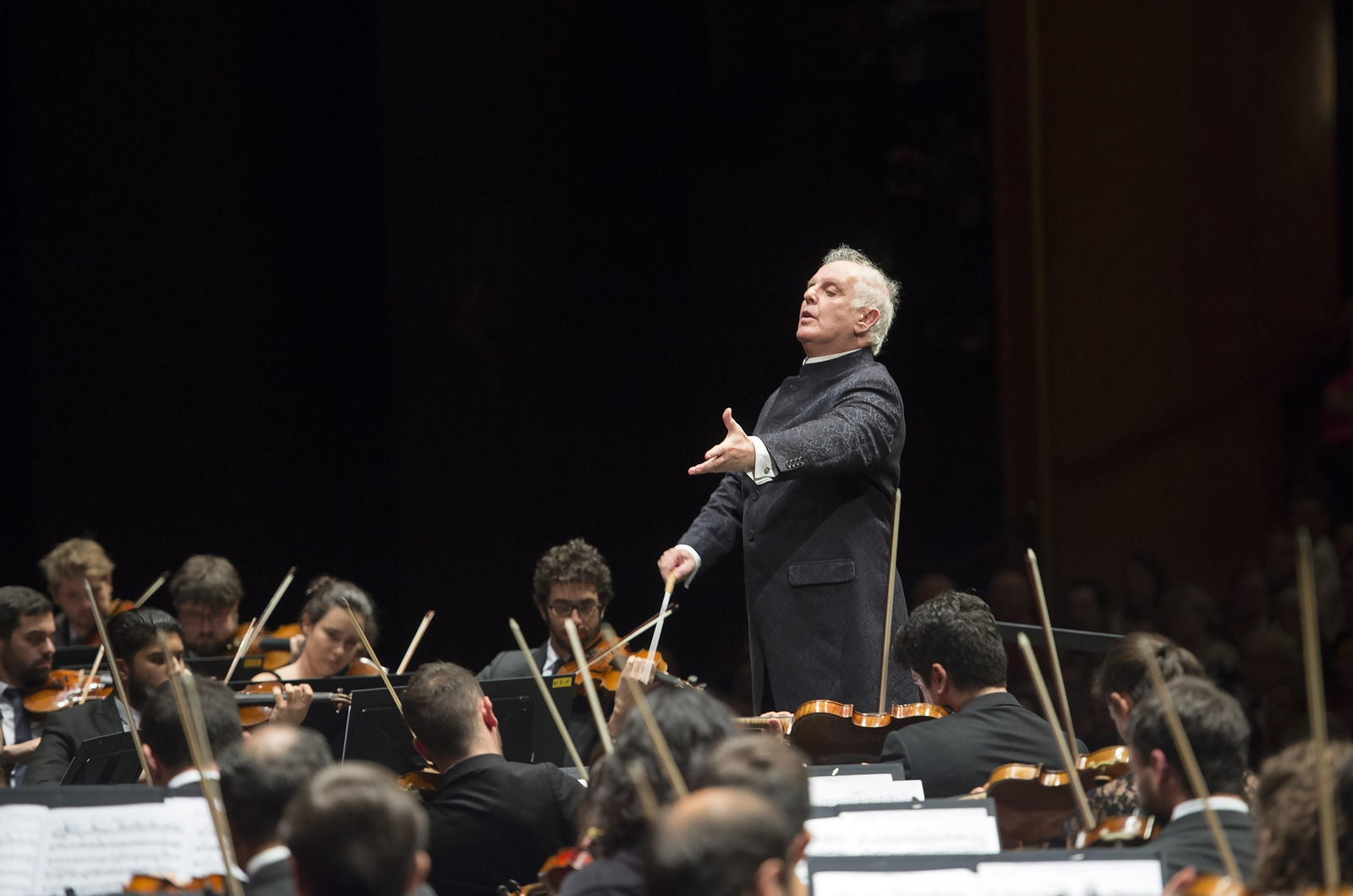 El director argentino-israelí Daniel Barenboim al frente del Divan.